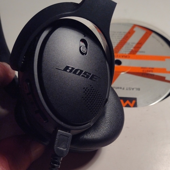 Bose Black OnEar Headphones Wireless NWOT - Picture 1 of 2